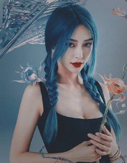 近日angelababy晒出了一组仿妆游戏人物金克斯的照片,蓝色的麻花辫,配