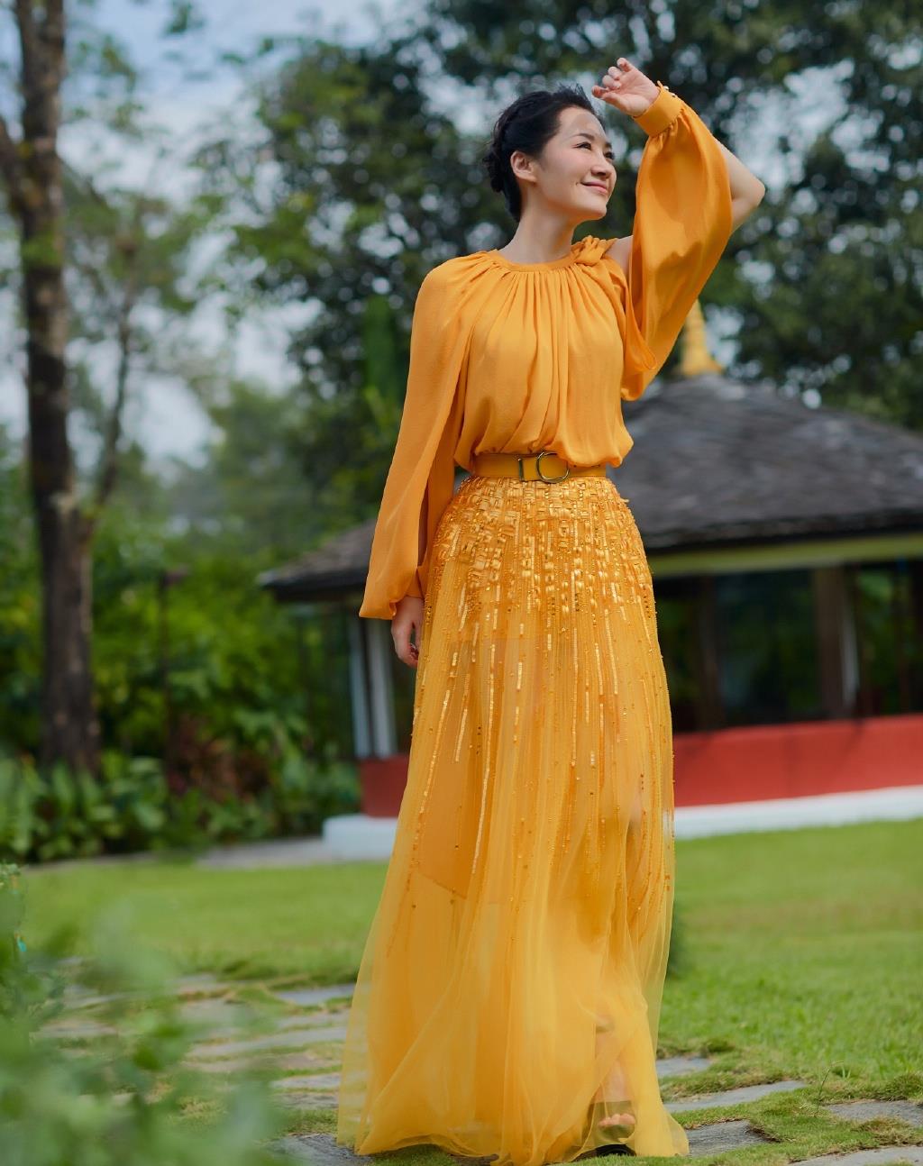 原创许晴真的会有50岁穿黄色连衣裙似少女一般个人保养做得太好了