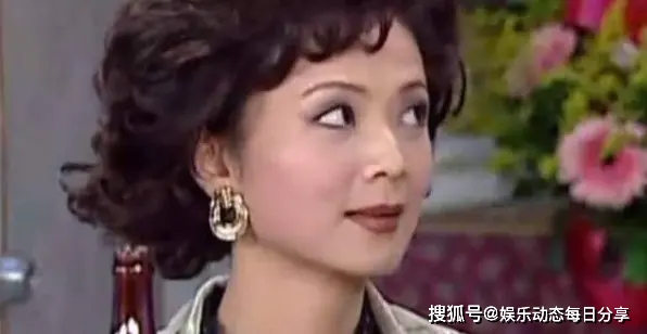 曾是当红歌后,惨遭前夫儿子混合双打,晚年翻垃圾吃