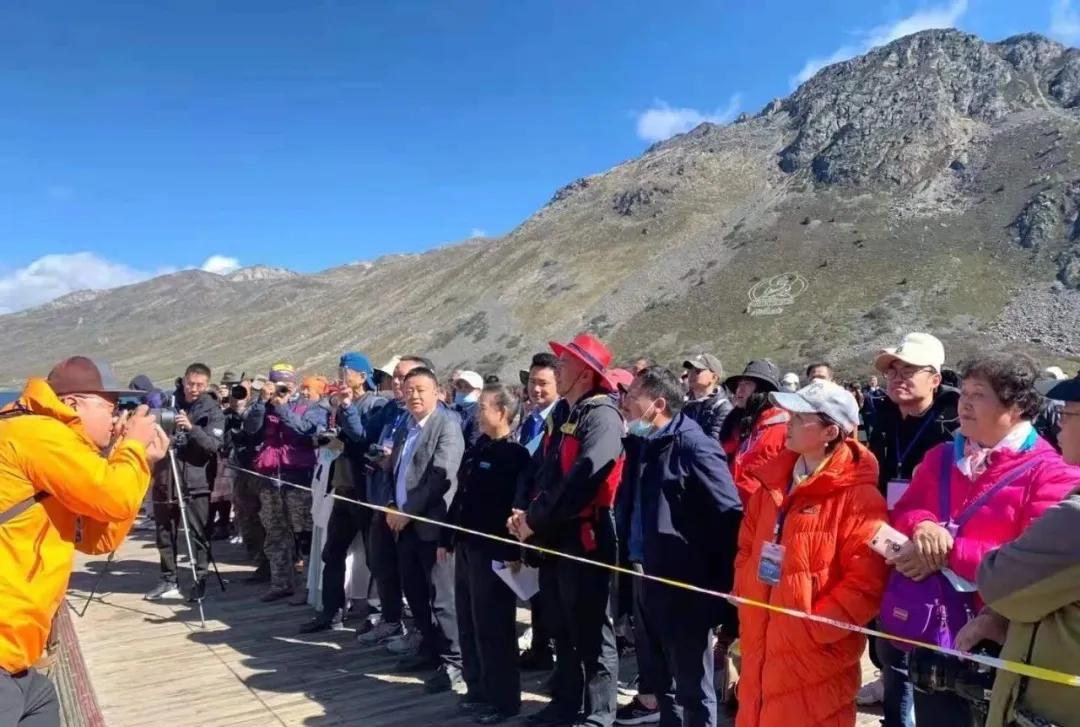 康定市旅游局局长郭斌健,木格措景区管理局局长乌金多吉,木格措景区