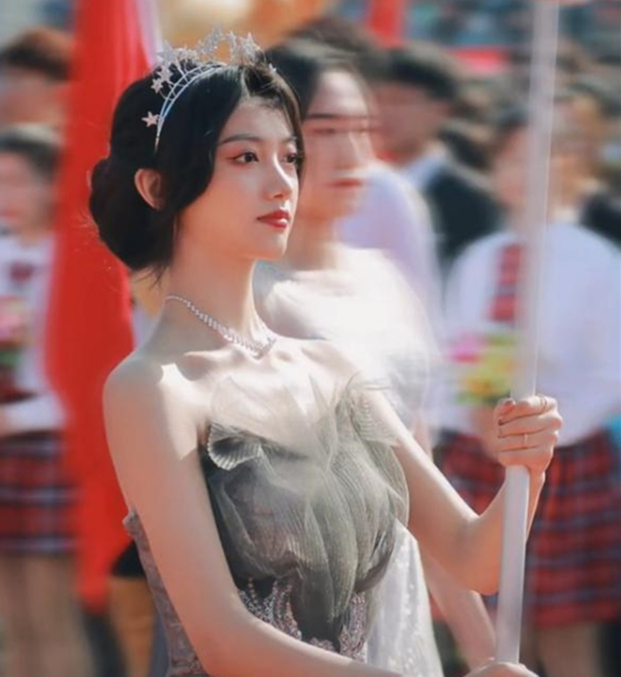 青岛大学举牌美女惊艳全场长相甜美画面养眼不料却引发争议