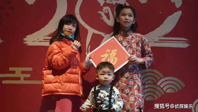 张晋蔡少芬外出就餐,生了三娃素颜仍耐打