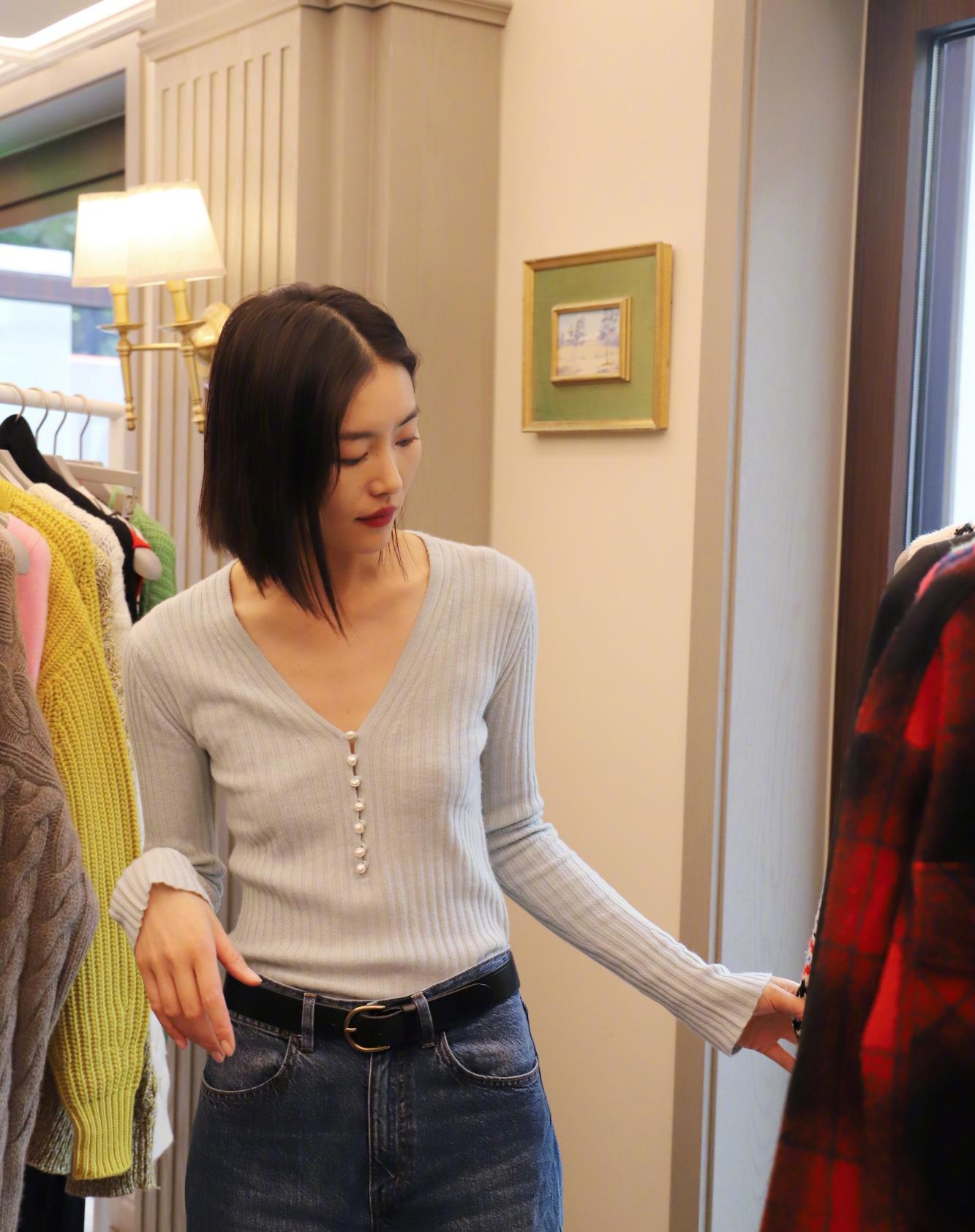 原创刘雯现身品牌店铺,穿v领针织衫配牛仔裤,胸前"排骨"叫人心疼