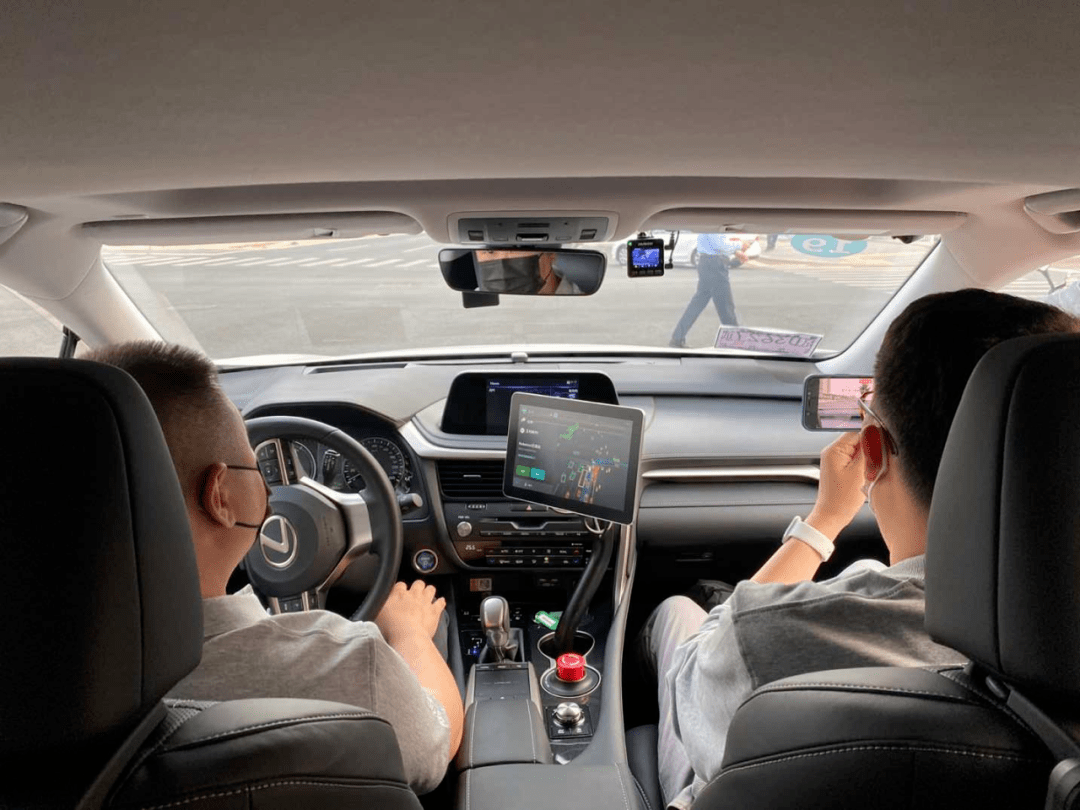 测试|自动驾驶出租车，扶不扶？