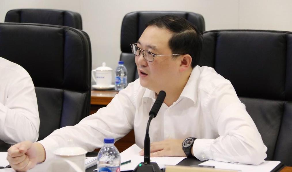 那么,董卿的现任丈夫密春雷又是"何方神圣"呢?