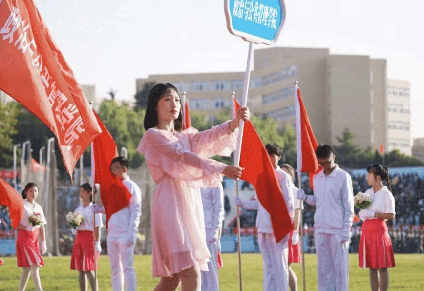 原创青岛大学运动会举牌女生,头戴银色皇冠似公主,真美假美一看便知