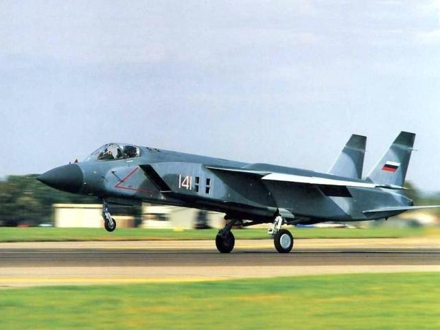 不过雅克141战斗机成功试飞后就赶上了苏联解体,继承者俄罗斯缺乏资金