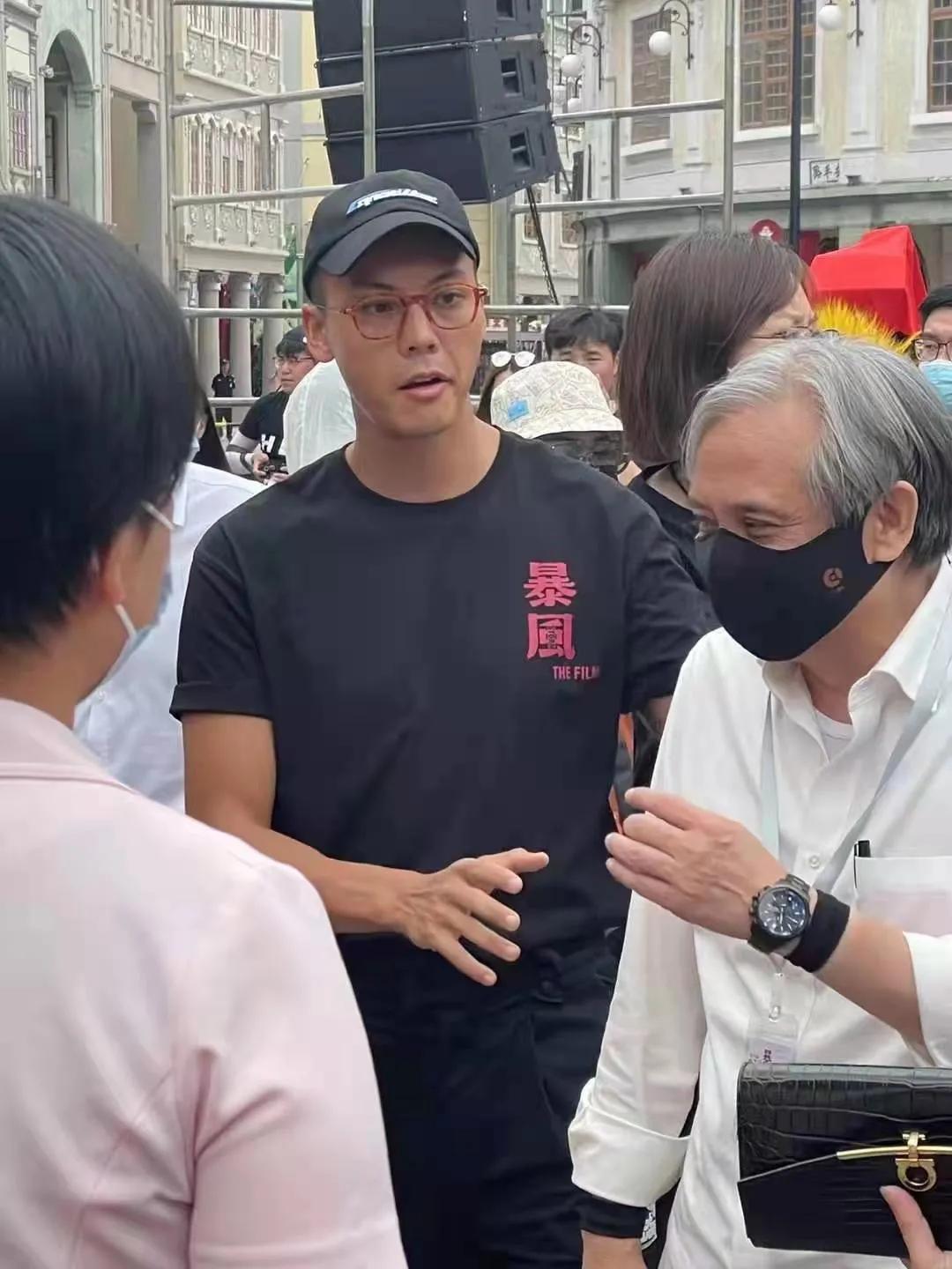 导演陈嘉上,演员陈伟霆齐齐现身引围观_故事