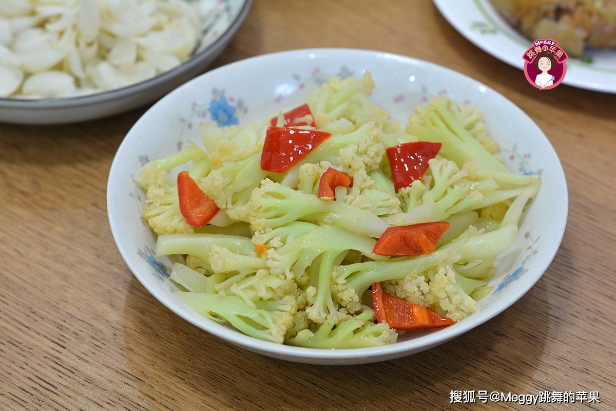 原创
高考营养晚餐真不赖,酱油鸡腿焖饭看着都香,5菜1汤用心了
---【酱油鸡腿焖饭】------【红烧带鱼】------【素炒菜花】------【油菜炒豆腐丝】------【焯水鲜百合】------【番茄青豆番茄杂蔬汤】---