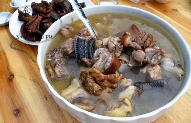 天下第一汤龙虎凤他的食材选料颇有讲究普通人敢看不敢吃