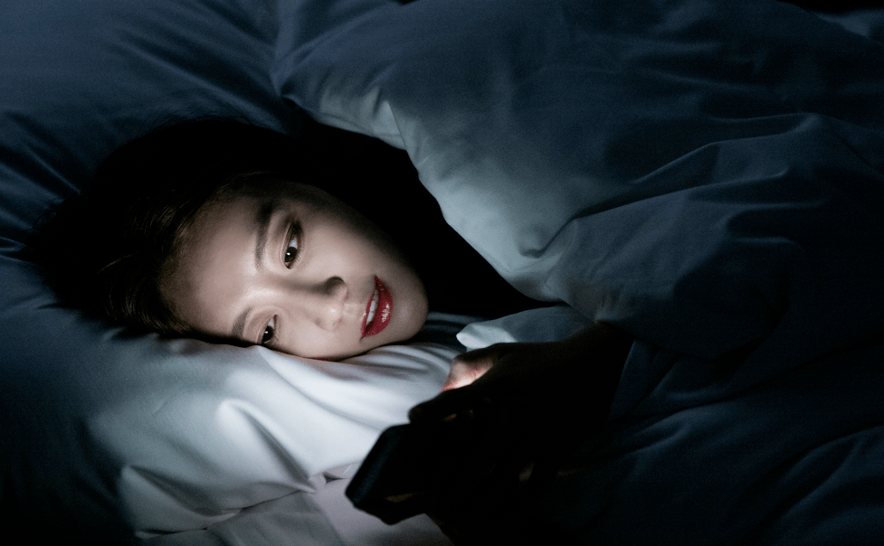 这2个睡觉习惯,几乎人人都有,实在太伤眼~尤其是上班族!_手机