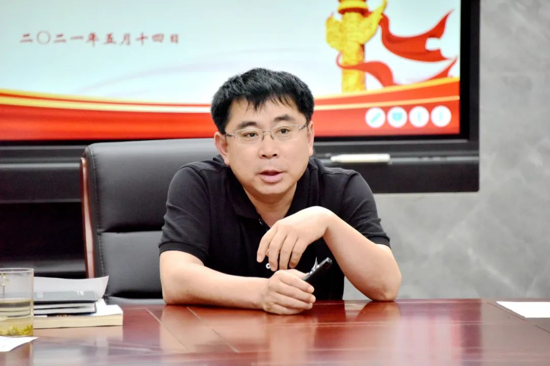 最后,吕军寄语青年教师:三人行必有我师,不仅要虚心学习,更要敢于表达