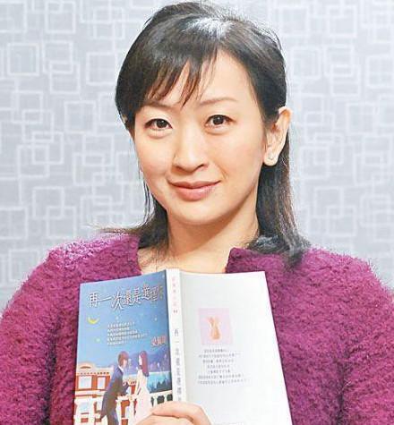 这些年,梁佩瑚所写的小说,足足有26部,每一本都很畅销,有的还被翻拍为