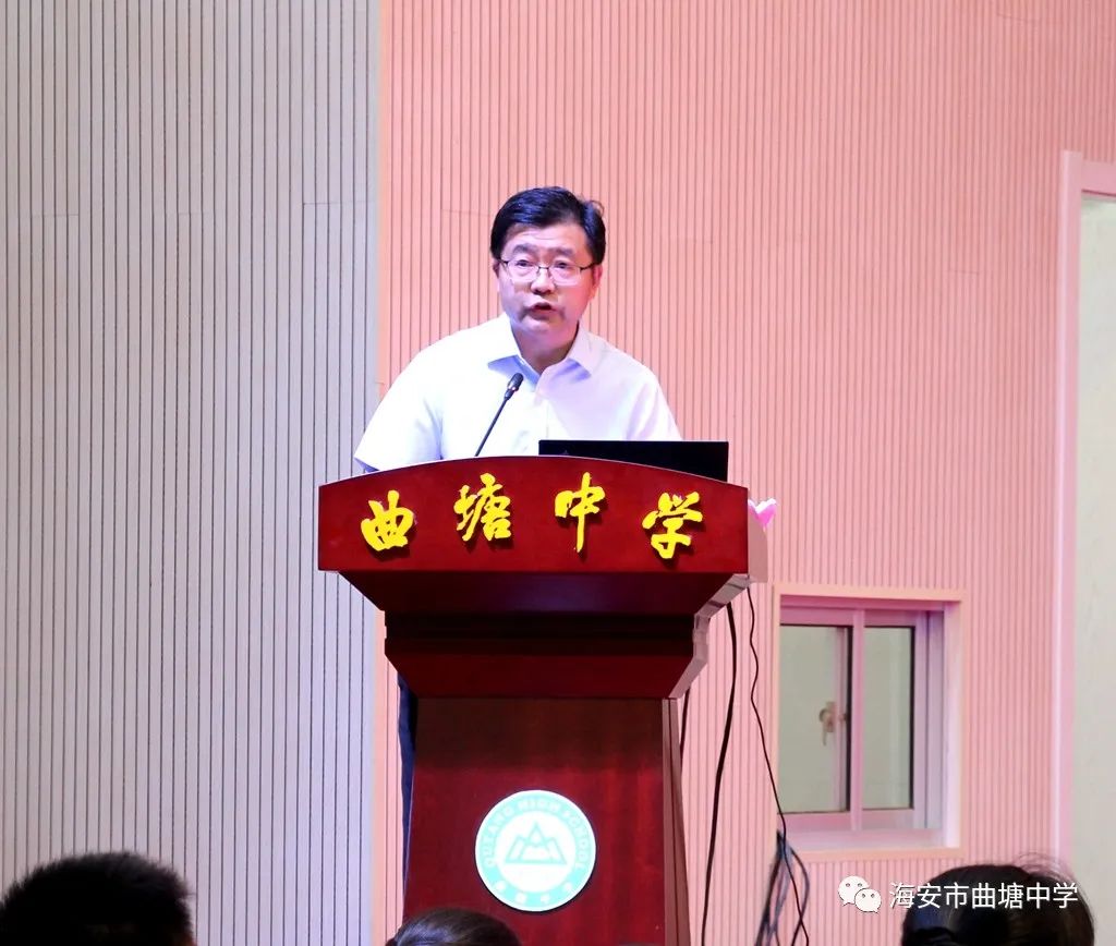 在会议上,党总支书记,校长顾庆华给高一,高二的家长和同学们作了