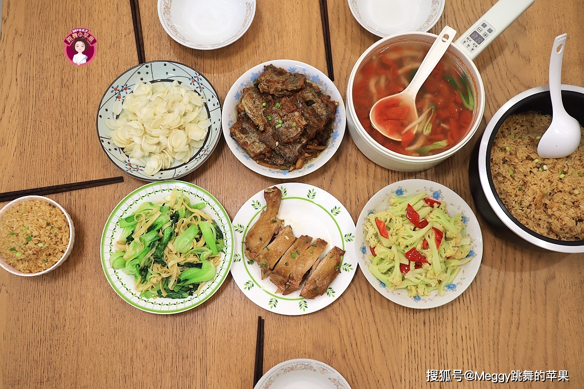 原创
高考营养晚餐真不赖,酱油鸡腿焖饭看着都香,5菜1汤用心了
---【酱油鸡腿焖饭】------【红烧带鱼】------【素炒菜花】------【油菜炒豆腐丝】------【焯水鲜百合】------【番茄青豆番茄杂蔬汤】---