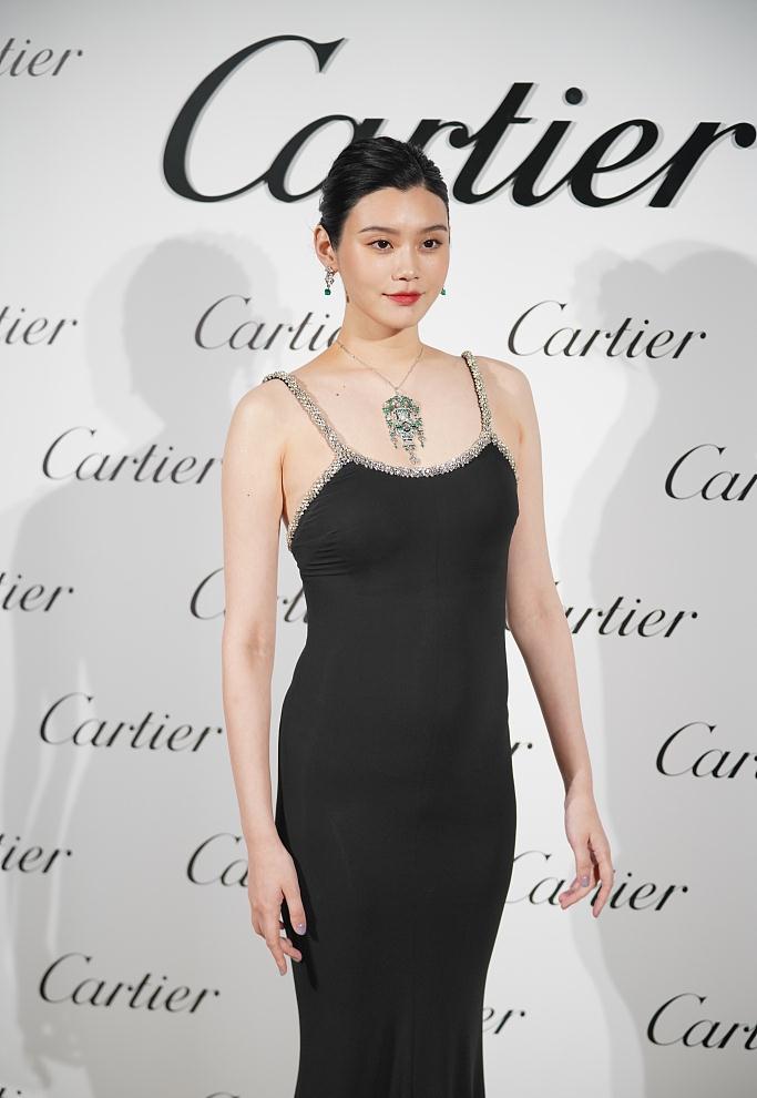 奚梦瑶出席活动,穿吊带黑裙状态在线,小腹微微隆起