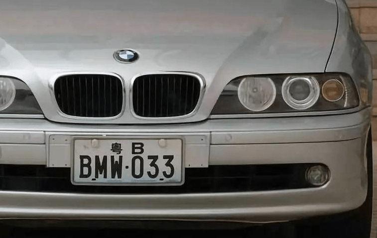 汽车号牌换新样式蓝白底黑字网友比现在的蓝色好看多了