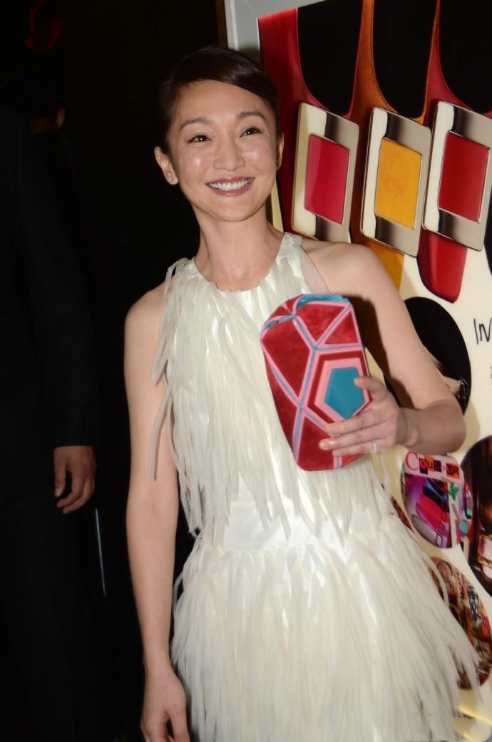 被周迅气质折服穿白色羽毛裙走红毯女王气场全开高级又华丽