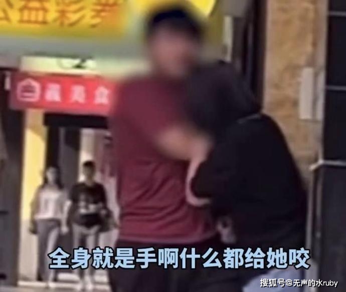 女友讨要近万元化妆品被拒,当街怒扇男友耳光,怒斥:借钱也要给我买.