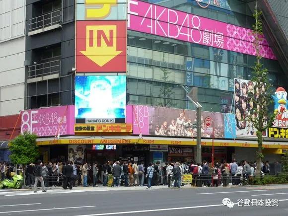 作为宅文化的发源地,动漫商品应有尽有,女子偶像团体akb48 的大本营也