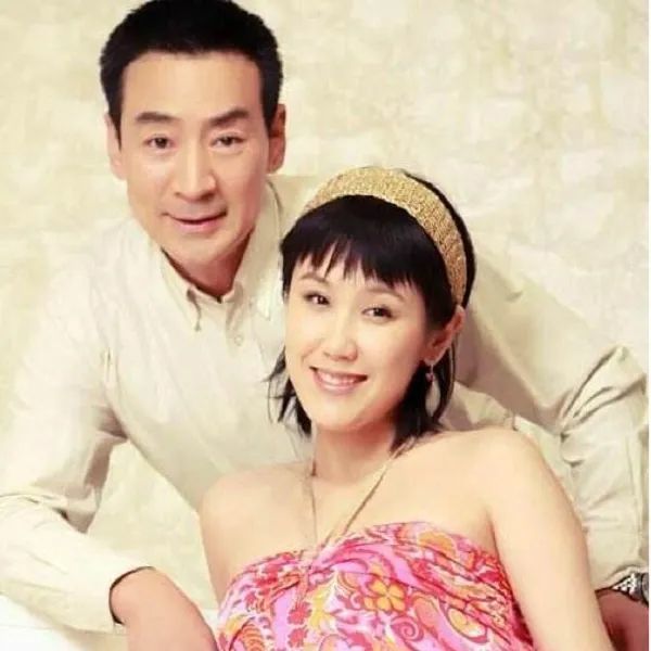 他的第一任妻子叫章小惠.