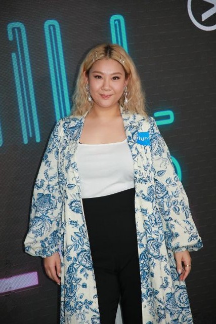 郑欣宜真是微胖界的时髦精,一袭印花风衣显瘦又优雅,气质太高级