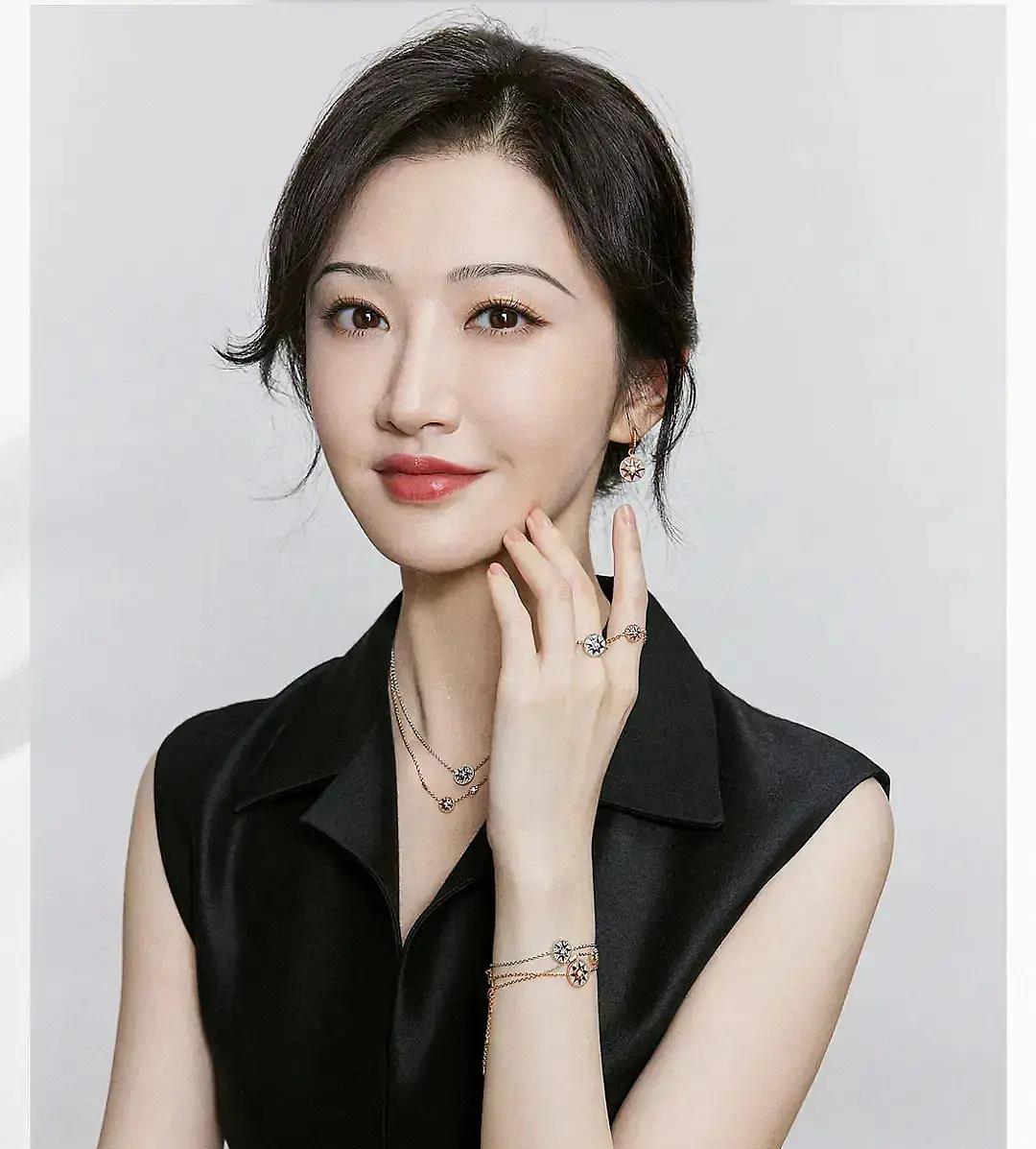 在这组宣传片中,景甜的整个造型还是很不错的,珠宝傍身,完全就是一副"