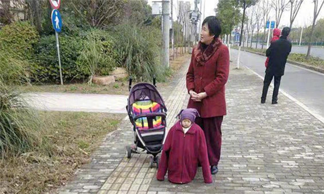 有种冷叫奶奶觉得你冷:"保暖奶奶"带孩子出门,把娃裹得只剩脸_衣服