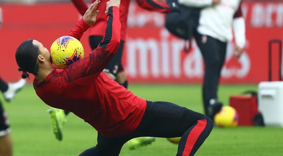 花式足球技巧之伊布超低胸部停球