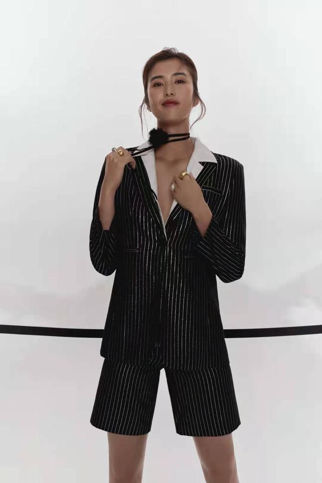 女足最美门将赵丽娜写真,西装配短裤狂野潇洒,皮肤黝黑有欧美范