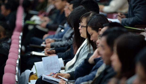 教师夫妻放假在家给孩子补课 被家长投诉不公平 这是啥心态 子女 教师夫妻放假在家给孩子补课 被家长投诉不公平 这是啥心态 子女