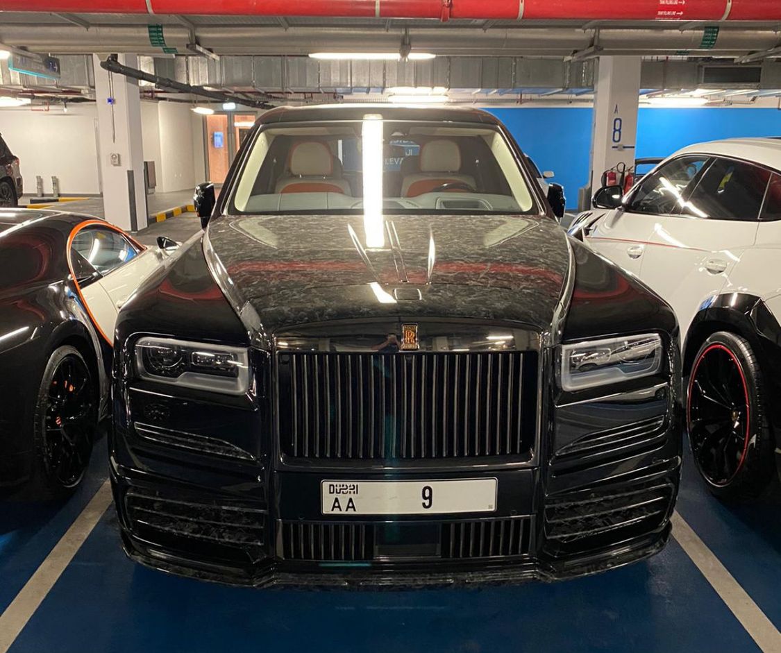 迪拜顶级公寓1个月租金19万地库像车展布加迪车牌值千万