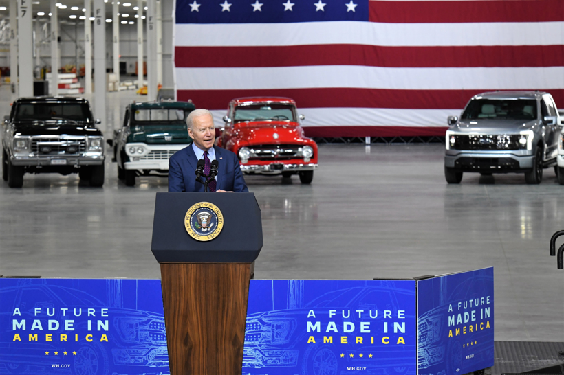 拜登推出1740亿美元电动汽车计划，并试驾电动版F-150_美国