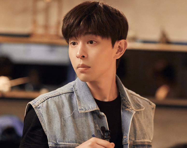 原创密逃新剧照曝光邓伦黄明昊同穿黄色格子衫两人气质大不同