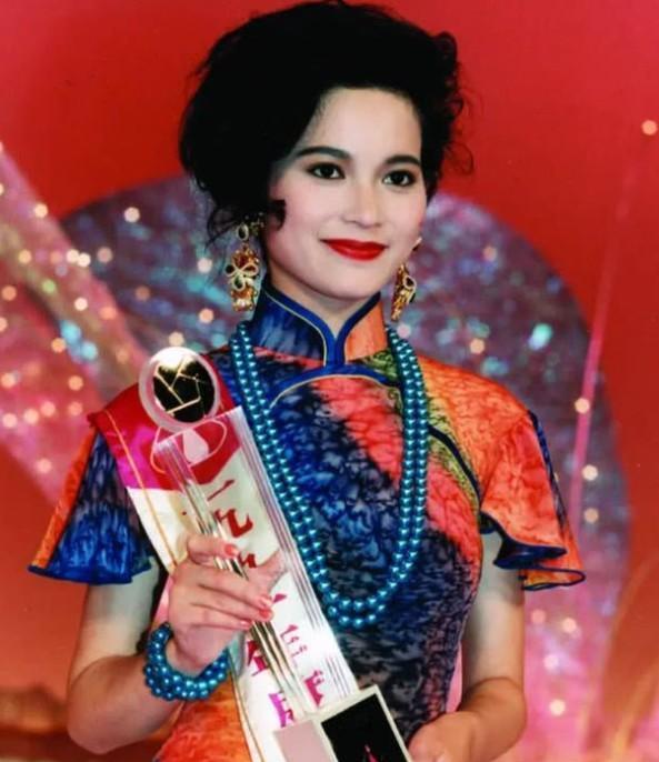 她嫌弃吴京穷而分手,嫁富豪丈夫如今落魄无比