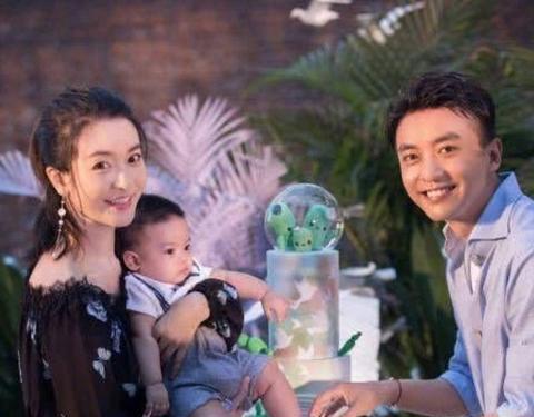 原创李佳航儿子撞脸二哈完美遗传爸爸的搞笑气质表情萌萌哒