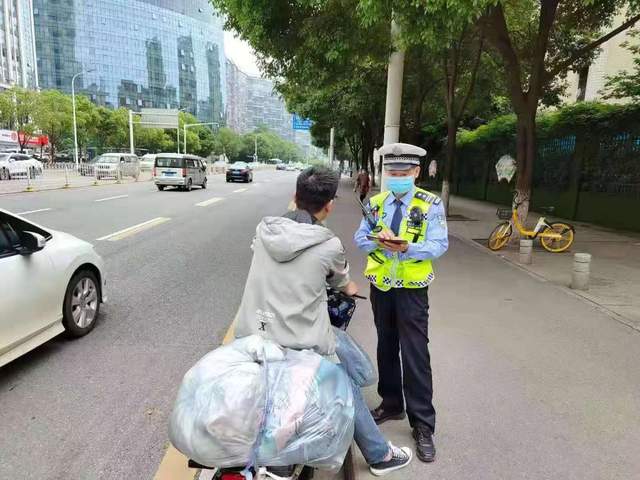 罚教并行 武汉洪山交警开展电动车专项整治及宣教活动 杨某 罚教并行 武汉洪山交警开展电动车专项整治及宣教活动 杨某