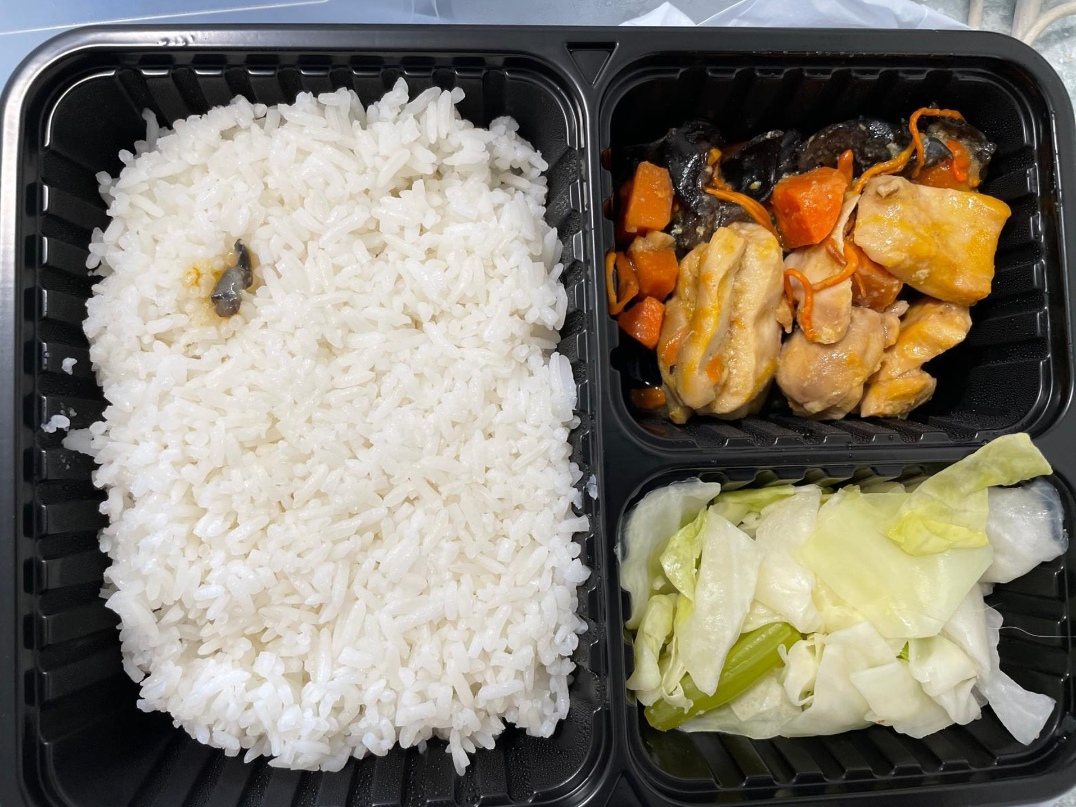 香港隔离营伙食曝光,网友:这块肉饼质地坚硬_盒饭