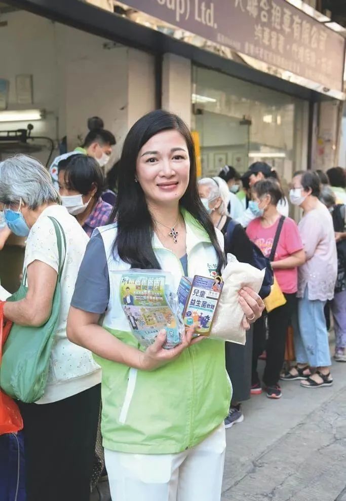 原创44岁TVB配角二婚嫁大19岁8亿富豪，有5个女儿还想拼儿子