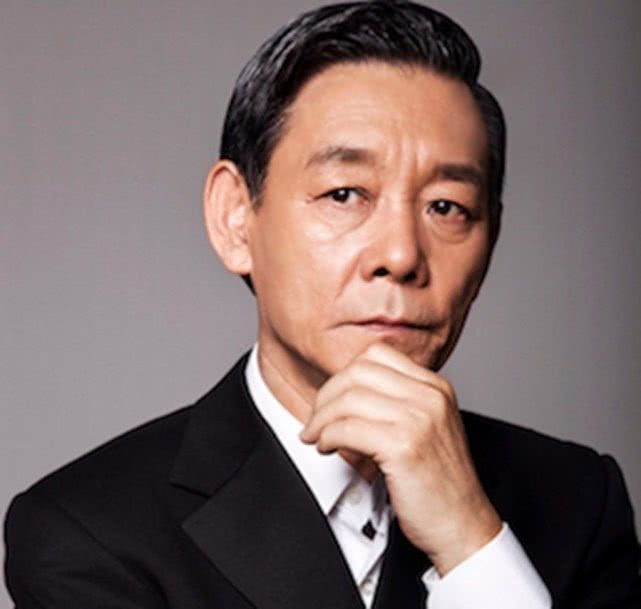 在2003年时,他出演了人艺话剧改编的作品《天下      》,饰演堂头常贵