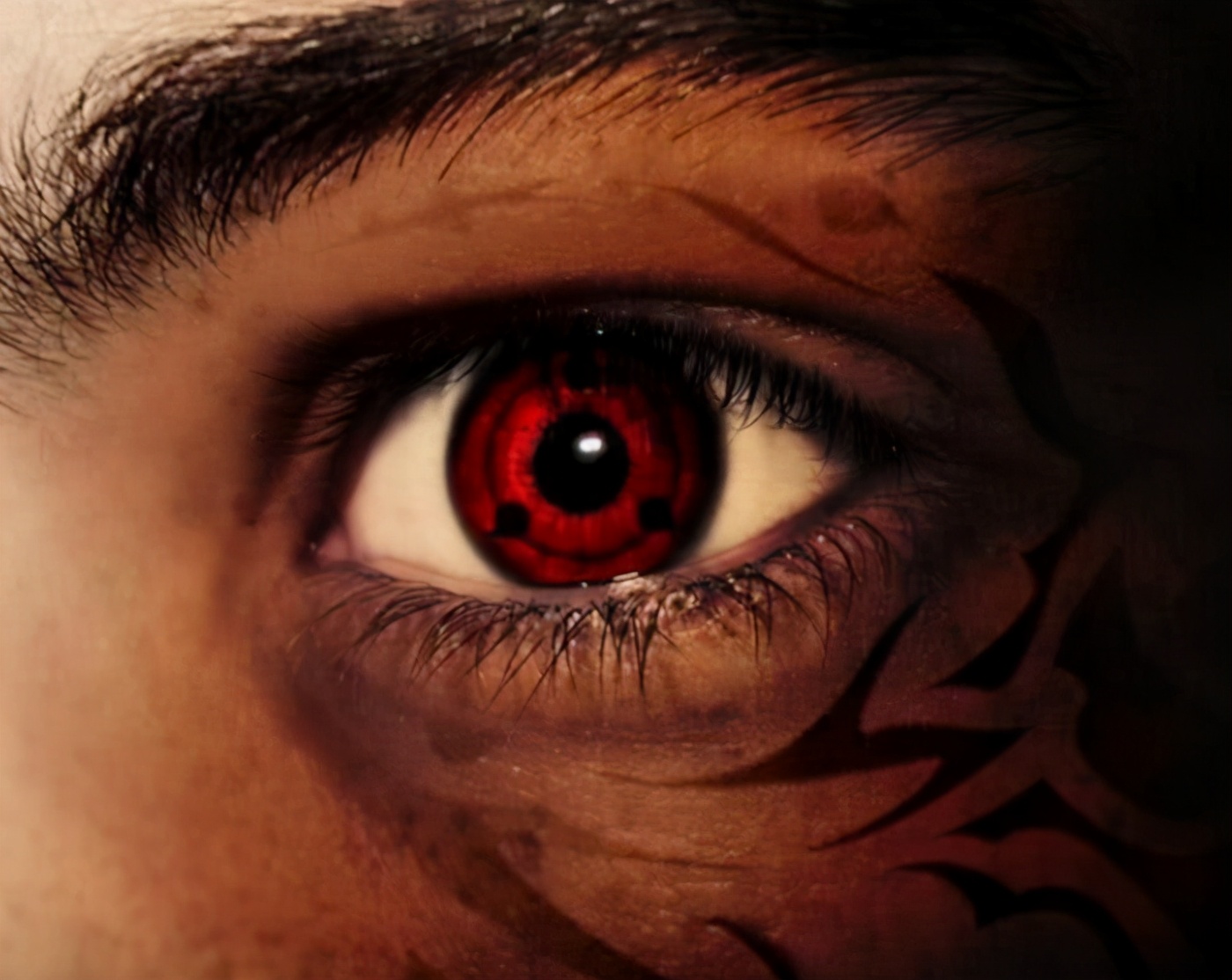 而也有不少漫迷,自己动手丰衣足食,将一些美瞳制作成各种瞳术的样子