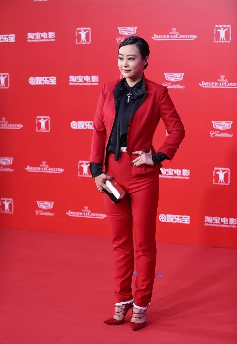 女西装 郝蕾时尚力很强穿红色西装显“富贵”身材小肚微隆好尴尬_风格