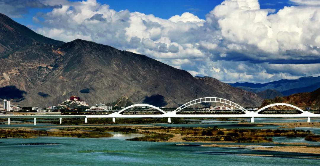 从青海格尔木到西藏拉萨的青藏铁路二期工程全线通车,拉萨河大桥成为
