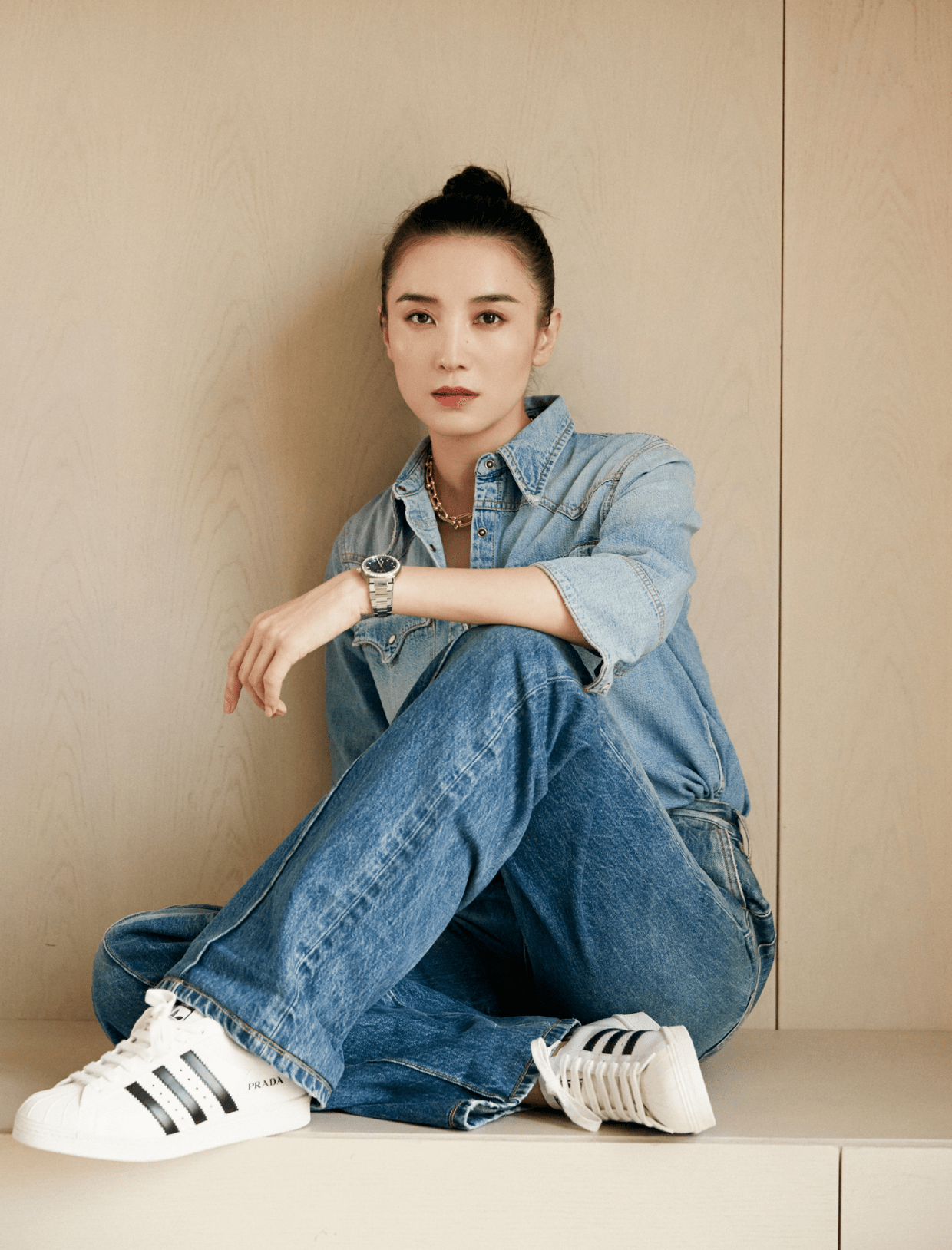 原创宋佳对自己的身材不够自信,牛仔衬衫搭配牛仔阔腿裤,干练时髦