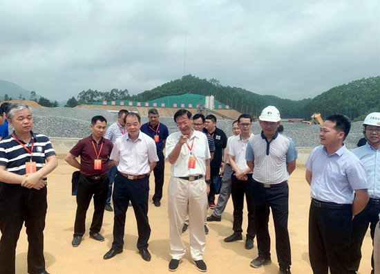 广西南宁市政协领导到六宾高速三标调研_陈世平