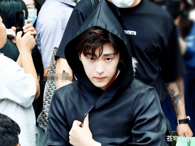邓伦展现了一张高冷脸,当他收起了笑容之后,完全就没有平时那种奶萌的