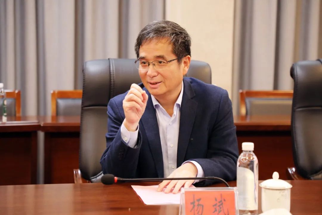 在奥林匹克楼第二会议室,杨斌副校长主持了商谈会.