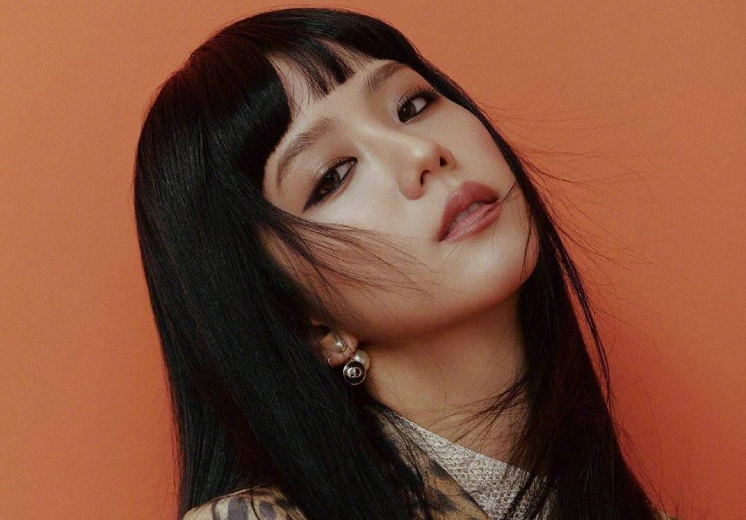 金智秀最新杂志时尚大片曝光 烟熏妆造型优雅复古