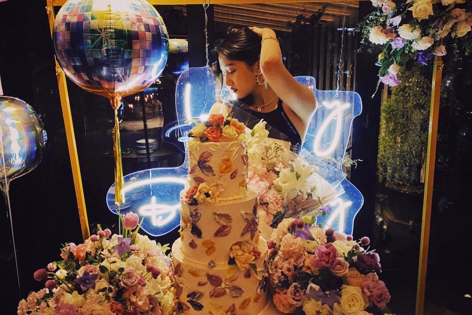 关晓彤生日蹦迪太会玩!挂脖裙搭丝袜美得性感,鹿晗掐点祝福太甜?_黑色