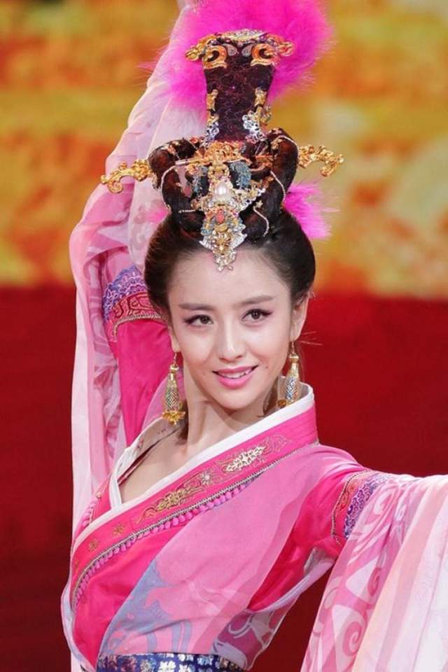 2015年央视的元宵晚会上,佟丽娅曾以"貂蝉拜月"的古装造型惊艳众人,以